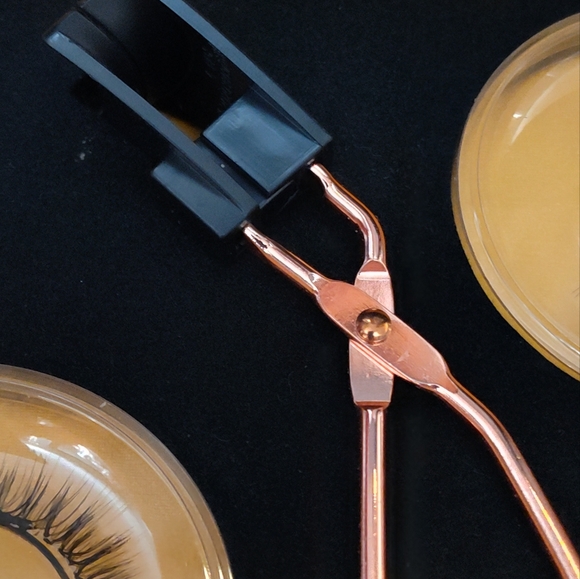 NWT! Magnetic Eyelashes - Picture 5 of 11